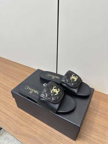 Chanel 25C 书包扣平底拖鞋 P340 Chanel书包扣系列上线，难以抗拒灵感度假系面貌呈现不变的经典，应对各种风格变换缤纷色彩只在这一季绽放脚间华丽