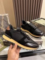 顶级版本 华伦天奴 Vlnt经典铆钉迷彩系列原版牛皮、内里及鞋垫，鞋垫采用高弹乳胶铺垫，好看耐穿、潮流指数一直都是、绅士款、超级舒适好穿 配原版包装 现货 38
