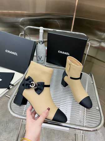 出厂价 市场高版本 高端香奈儿Chanel 经典早秋 高级手工坊系列！呛口小辣椒同款短靴 这季最紧俏太火爆了，蝴蝶结设计美的绝伦，真的太美了，俏皮又高级，全网专 - 点击图像关闭