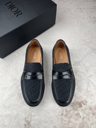 Dior 迪奥 男士精品乐福鞋 这款 Dior Granville 乐福鞋从正装鞋履演绎而来 彰显摩登风范 黑色 Oblique 印花面料精心制作 鞋面饰以同色