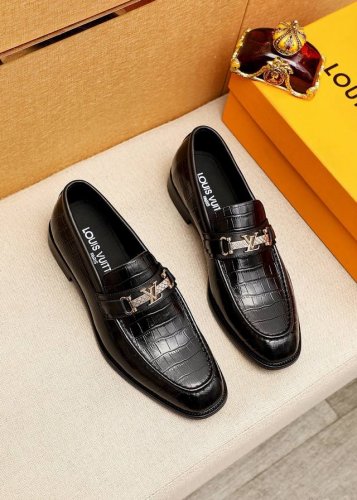 商品商标 Louis Vuitton 路易威登 休闲皮鞋 正码码数: 38-44 45.46订制 商品材料 精选 进口头层小牛皮压花鞋面+奢华五金扣 进口头层牛