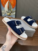 BrunelloCucinelli 。B C情侣款男女增高鞋上新款了。面料：进口牛绒。内里进口牛绒，原版扣，纯铜珠链，上脚美观大方，百分百原版开发。原版包装，男