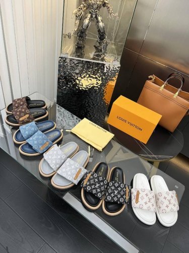 冲量价: Louis Vuitton路易威登春夏新款拖鞋火爆上市 1:1高级定制 秒杀一切仿品 原版开模Logo装饰 既时尚又美观 面料:进口压花丝绸面料 内里