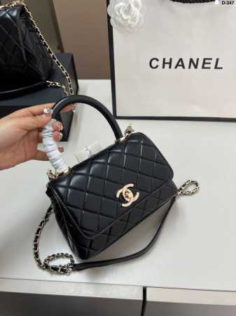 小 Chanel香奈儿Coco Handle可以放日常出行的大部分必需品，里面还有一个隔层,装手机，粉饼，口红，纸巾和钥匙等是比较容易的。D-347尺寸20×1 - 点击图像关闭