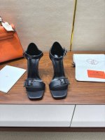 Hermes 爱马仕 经典H高跟凉鞋系列时尚经典又百搭 超级舒服 历时半年拆卸原版开发 匠心精神 每个细节都做到极致 设计简约流畅 打造时尚经典柔美造型 材质: