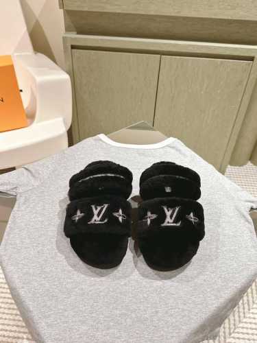顶级品质 louis vuitton ss24 new arrival～ L家2024秋冬｜平底羊毛拖鞋新品 超舒适的lv双带毛拖 简约随性 时髦有范， 慵懒又