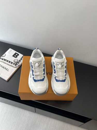 Louis Vuitton 路易威登 Runner Tatic系列 厚底 休闲运动鞋 本款 Lv Runner Tatic 运动鞋融合网格面料和饰带等科技材质