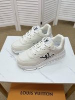 情侣款 Lv男女款购买原版1比1制作。秒杀一切仿品，此款 Lv Olympia 运动鞋融合网格面料与金属质感合成皮革等科技面料，以利落简约设计重绎经典跑鞋设计。