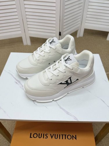情侣款 Lv男女款购买原版1比1制作。秒杀一切仿品，此款 Lv Olympia 运动鞋融合网格面料与金属质感合成皮革等科技面料，以利落简约设计重绎经典跑鞋设计。