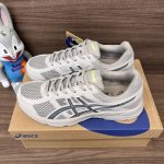 顶级版本Asics Gel-Contend 4 亚瑟士 轻便舒适防滑耐磨 灰蓝低帮跑步鞋。 货号: T8D4Q-029 包装:全套得物配件毒盒配纯棉袜子一副。