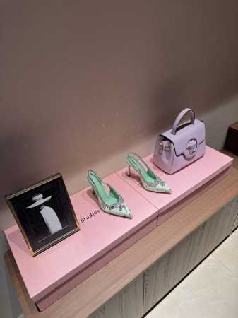 2025开春 新款首发美得挪不开眼2025专柜同步春夏新款Gucci 25S春夏新品水钻糖果色 后带凉鞋高跟G家在体现高级感这块 总让人大写的服气看起来蛮简单的 - 点击图像关闭