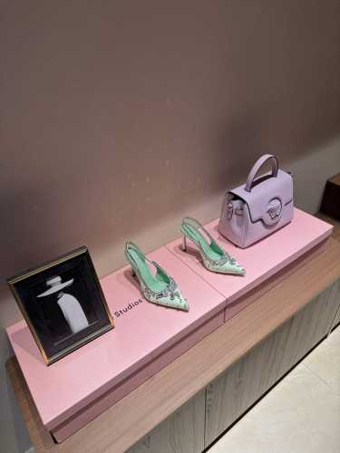 2025开春 新款首发美得挪不开眼2025专柜同步春夏新款Gucci 25S春夏新品水钻糖果色 后带凉鞋高跟G家在体现高级感这块 总让人大写的服气看起来蛮简单的