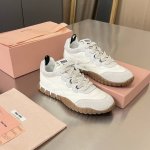出厂价： MiuMiu 缪缪2025春夏新款德训鞋火火来袭上脚舒适度拉满 好看好穿又轻便 随意搭配 筒约又高级，大胆前卫的设计，Miu Miu风格融于此款厚底帆