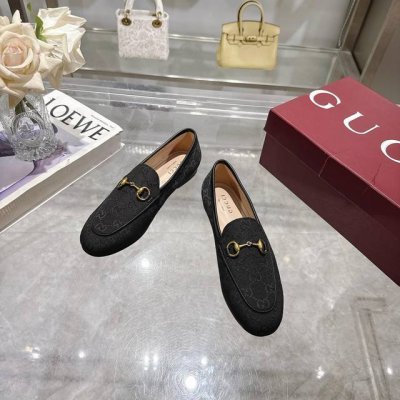 1819-1 黑G 35-42 Gucci Jordaan系列乐福鞋这一标志性鞋款焕新登场，融入Gg帆布，延续经典，跨越四季，为2025春夏系列再添亮眼力作。黑