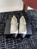 代购级 Chanel小香 25Ss 春夏鞋头电绣双C Logo点缀，玛丽珍 粗跟单鞋 宛如女神脖子上的项链，上脚包裹性非常好，上脚跟显瘦，真的是超级精致！ 复古