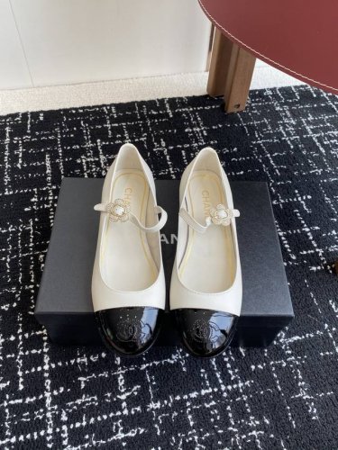 代购级 Chanel小香 25Ss 春夏鞋头电绣双C Logo点缀，玛丽珍 粗跟单鞋 宛如女神脖子上的项链，上脚包裹性非常好，上脚跟显瘦，真的是超级精致！ 复古