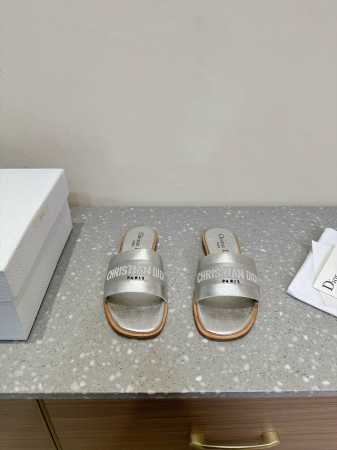 Dior 迪奥 25ss春夏新款 D-Lane 平底圆头 露趾拖鞋凉鞋春季季成衣系列的新款单品，来自 iviera 限定系列，兼具高订风格和休闲气质。不对称白色 - 点击图像关闭