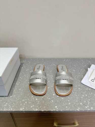 Dior 迪奥 25ss春夏新款 D-Lane 平底圆头 露趾拖鞋凉鞋春季季成衣系列的新款单品，来自 iviera 限定系列，兼具高订风格和休闲气质。不对称白色