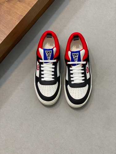 Bally 巴利 新款男士多材质拼接休闲运动鞋 莞产猛货！采用原厂小牛皮和翻毛皮拼接网布设计风格，撞色元素点缀，搭配棉布织物内里，舒适透气效果极好，外侧饰有b家
