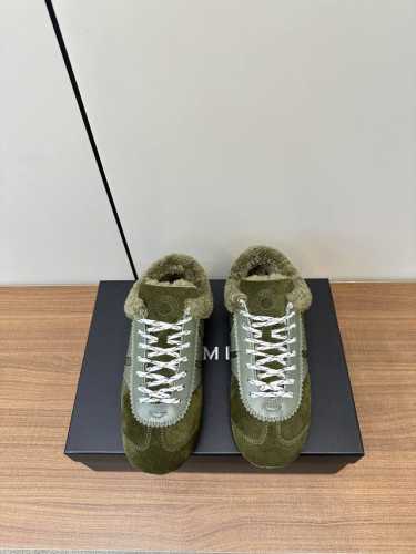 Dries Van Noten DVN 美拉德风德训鞋羊毛里 代购级Dries Van Noten DVN 马拉松复古德训鞋 2024春夏系列，设计师通过改造、