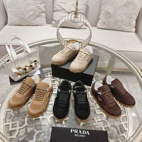 顶级版本 普拉达 Prada 2024新款 阿甘鞋 德训鞋 休闲鞋 反绒皮面 超帅 复古时尚 复古擦色 三角扣搭配 高级气质 随意搭配 上脚非常轻便舒适，鞋面原