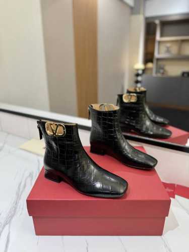 VALENTINO GARAVANIVLOGO TYPE ROSSO红V标志靴子 -钯金色调VLOGO TYPE镂空装饰 -侧面拉链开合 -V专柜最新款 顶级
