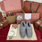 代购级版本 Loro Piana2024Open walk 秋冬海狸毛系列！ 秋冬怎么可以没有一个软糯糯的保暖神器，承包你冬天的御寒，一直以来以高级简约的设计风