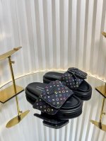 LV 2025爆款 浮雕logo 压花 凉拖鞋 Pool Pillow Comfort 平底凉拖取材科技织物 以高频压印技术重绎 Monogram 图案 柔软加