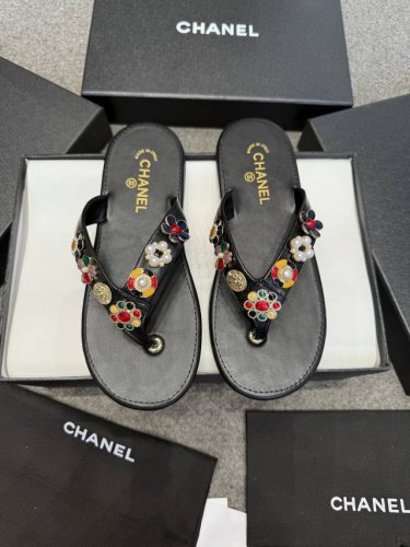 Chanel 25p 宝石人字拖 仿佛一件精致华丽的小物件呀，怎么舍得穿？ 每一个饰品扣下来都可以单独做装饰呀；而且这些精致宝石的工艺几乎涵盖了小香家饰品类工艺
