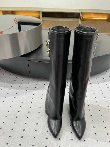 秋冬新品，火遍整个时尚圈，各路网红大咖，以及明星大腕的最爱。 ★面料： 牛皮 内里：牛皮 鞋底：牛皮大底 优雅风格 创造不一样的感觉 跟高：坡跟8.5 cm 简