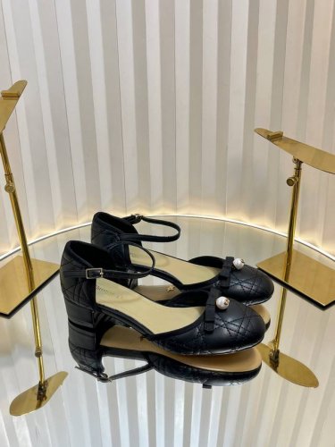 迪奥 Dior 2025春夏高定系列新款 Ballet 标志性电绣藤格纹低跟芭蕾舞女鞋 Cd字母Logo珍珠扣粗跟蝴蝶结凉鞋 材质 进口金属羊皮 环保藤格纹粗花