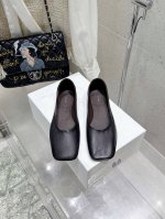 the Row 小众潮牌 25 早春新款 芭蕾舞鞋 单鞋 超级柔软舒适 春天的第一双奶奶鞋非它莫属 金灿灿的美丽需要立马分享 超级软糯的皮子 暴走不累 软底的超