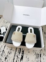 Chanel香粉必入 25 A夏季新款珍珠拖鞋来啦 **专柜同源 代购级品质** 真 香奈儿女孩的夏日标配 奢华珍珠鞋面+经典双C扣 意大利真皮底 **1:1原