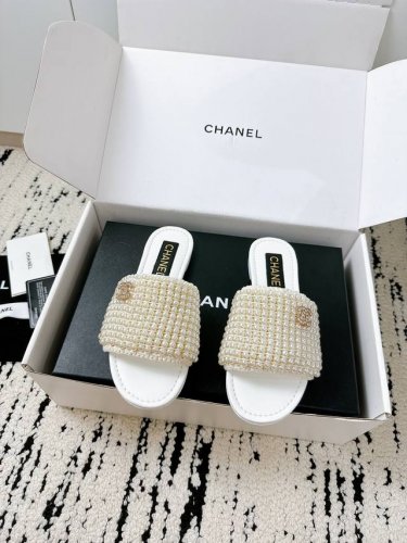 Chanel香粉必入 25 A夏季新款珍珠拖鞋来啦 **专柜同源 代购级品质** 真 香奈儿女孩的夏日标配 奢华珍珠鞋面+经典双C扣 意大利真皮底 **1:1原