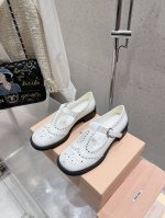 Miumiu缪缪 秋冬新款英伦风 玛丽珍 乐福鞋 Miumiu秀场 复古风独一无二的来自Miu Miu系列的细节特写 新季的潮流要素一 适当 面料：进口原版进口