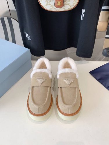 出厂价 PRADA 普拉达24秋冬新款△ 三角标厚底靴 浅口雪地靴 鞋面牛反绒 内里真羊毛 冬天在也不拍冻脚啦！ Size：35-40 41 42定做不退换
