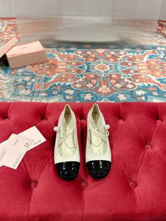 Miu Miu 缪缪 25 早春新品 专柜主打最新走秀款 珍珠扣复古玛丽珍粗跟单鞋缪家高货 顶级工艺打造精品质感 无敌舒适 绝对是一见钟情款！时尚百搭，人手必备 - 点击图像关闭