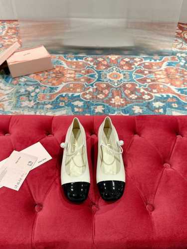 Miu Miu 缪缪 25 早春新品 专柜主打最新走秀款 珍珠扣复古玛丽珍粗跟单鞋缪家高货 顶级工艺打造精品质感 无敌舒适 绝对是一见钟情款！时尚百搭，人手必备