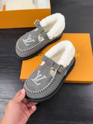 顶级版本 路易威登lv louis vuott on fw24 new arrival～秋冬最新款毛毛拖鞋～ 这双毛拖也是好好看！皮质的就是非常高级呀！！搭配秋
