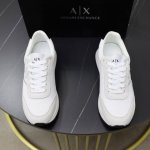 出厂价Pp： 品牌：阿玛尼 标准码：38-44 45订做 等级：官网同款 材料：原版皮料拼接品牌布匹 电绣Logo 舒适透气内里 轻便耐磨运动大底 款式类别：男