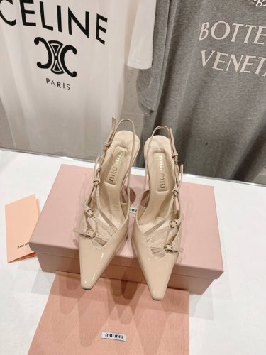 高版本出厂 Miumiu*缪缪 24春夏大热走秀款 小猫跟单鞋 走秀款出现在各大时装杂志封面 各路明星、小红书博主着用～全新复古上脚尤为惊艳到你的一款闭眼入都是