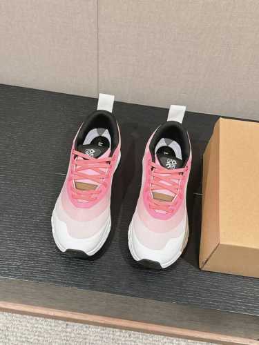 顶级品质 Loewe X On 昂跑系列运动鞋新品 罗意威 X On昂跑联名款真的太火爆了～ 鞋子超级轻便透气，太好穿了 舒适度满分 不管是city Walk还