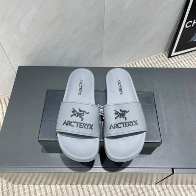 出厂:男款 独家顶级版本 arcteryx始祖鸟25Vs春夏凉拖新款系列 经典新款凉拖 原版一比一打造舒适度 包裹性都比较好 个性十足 很好驾驭各种风格衣服搭配