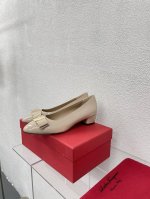 漆皮 舒适 平底蝴蝶结 经典五金扣件 鎏金工艺 Ferragamo 杏色 24 菲拉格慕 平底鞋拖鞋 今期高频曝光 人对Fam刮目相看加上各路明星 更加适合日常