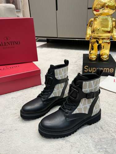 Valentino 华伦天奴秋冬新款女靴 顶级版本 上脚舒适百搭显瘦 高品质材质 原版大v扣 原版帆布不是市面上普通布料 鞋面全部采用高档头层粒面牛皮 进口牛里