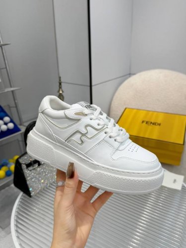 厚底 P360女，男+50 Fendi芬迪 超级A货正品1:1复刻休闲厚底**小白鞋~超高舒适度～非常好驾驭 材质：特殊牛皮 内里：原版网布 垫脚：网布注塑成型