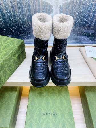 出厂 Gucci巴黎时装周中国22年美丽奴羊皮毛一体雪地靴，提花面料LOGO头层牛皮澳洲进口羊毛内里， Gucci 这款雪地靴结合了品牌两大标志性元素 金色马衔 - 点击图像关闭