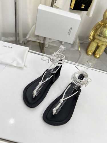 the Row性感绑带拖鞋 一如既往的简单，有设计感，线条简洁流畅虽然没有过多的元素点缀，只有两根细带支撑鞋面，但真的很高级很百搭拖鞋极品，美不胜收的鞋，点亮整