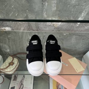 Miumiu 帆布小白鞋简约高级厚底饼干小白鞋，好看又百搭，爱了爱了。码数：35-40