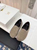 the Row 25S早春新品乐福鞋勃肯鞋 年度最爱 看着平平无奇 上脚后会为其柔软程度与绝妙版型惊叹 永远不会失望的极简风格 脚感舒适 包裹感十足！ 面料采用